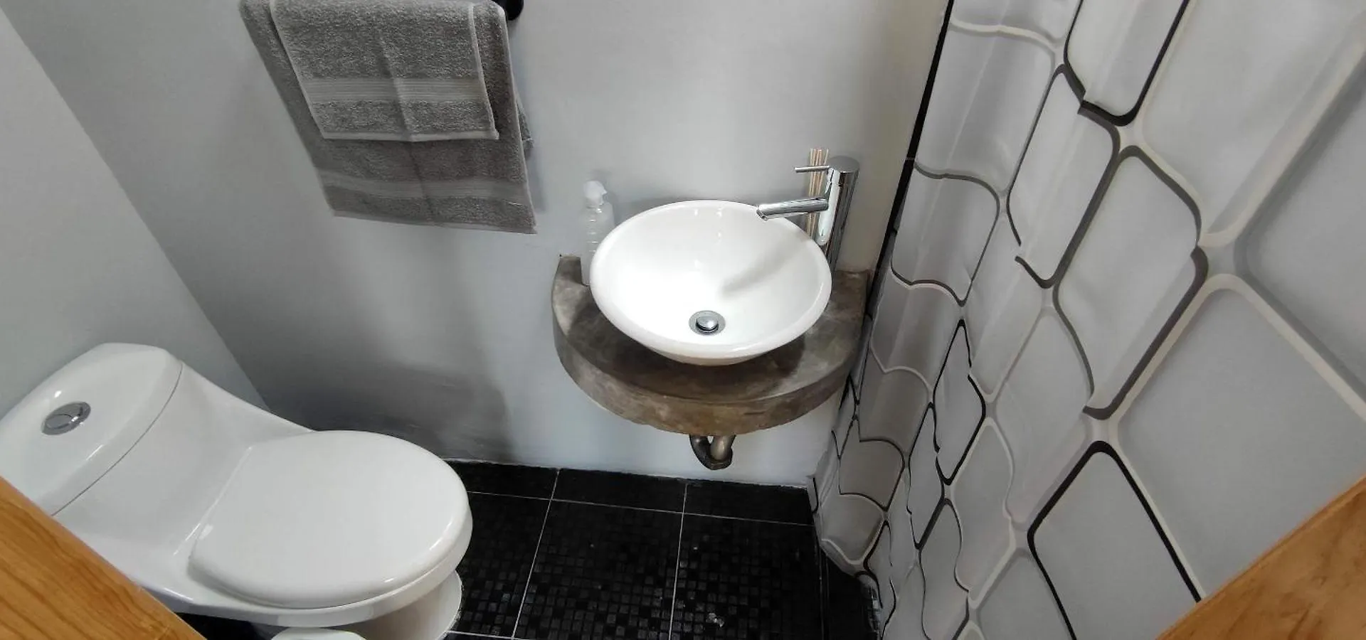 Tatil Evi Habitaciones Privadas Con Bano Propio En Una Zona Segura Y Centrica De Guadalajara.